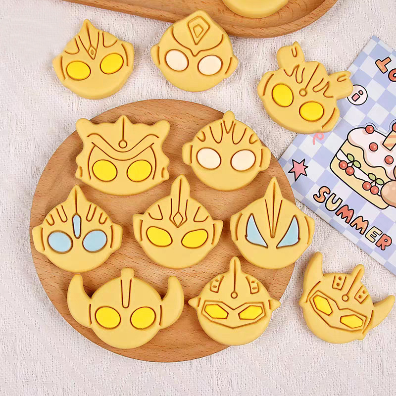 قالب بسكويت سلسلة أنيمي ألترام - مراجعة Kitchen Baking Area وسعره